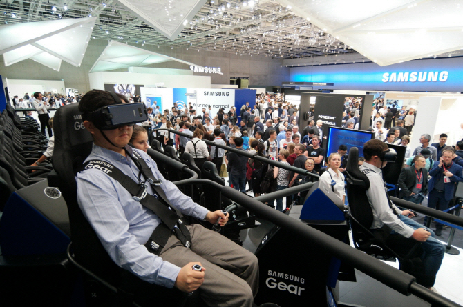 [포토]기어VR로 가상세계 체험하는 IFA 관람객