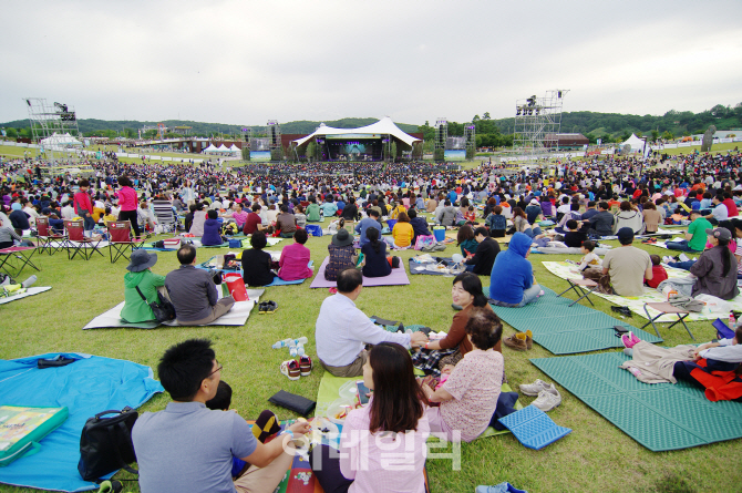  눈부신 노을 속 음악에 매료되다