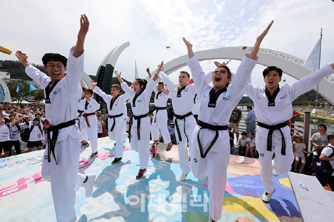 [포토] 외국인 태권도시범단 플래시몹