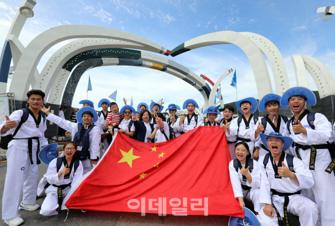 [포토] 태권도 시범보인 중국 대표단