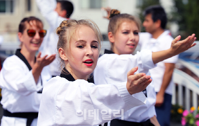 [포토] 태권도 시범보이는 러시아 미녀