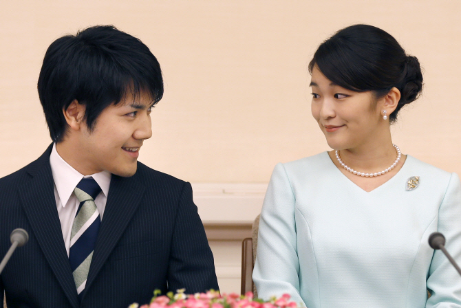 [포토]'일본 왕실' 마코 공주 약혼 '행복해요~'