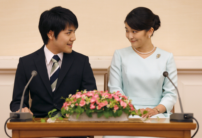[포토]'일본 왕실' 마코 공주, 약혼 발표 '눈빛 교환'