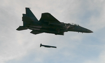 공군 F-15K, 가상의 北 핵실험장 '슬램-ER' 정밀타격