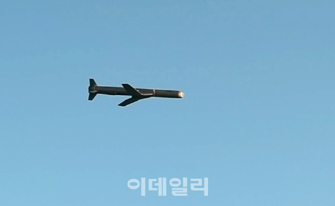 [포토] 목표물 향해 날아가는 SLAM-ER 미사일