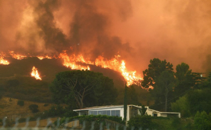 LA서 '역대 최대급' 산불..1000가구 대피
