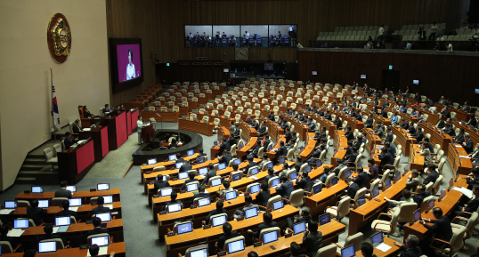 與 "보이콧 강력규탄·의회정신 어긋나" 한국당 융단폭격