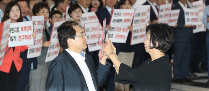 `김장겸 보이콧` 한국당 시위 촬영한 손혜원 "큰 도움 드린 거 아닌가?"