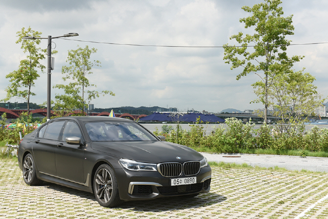 [포토] 육중함이 돋보이는 BMW 뉴 M760Li xDrive