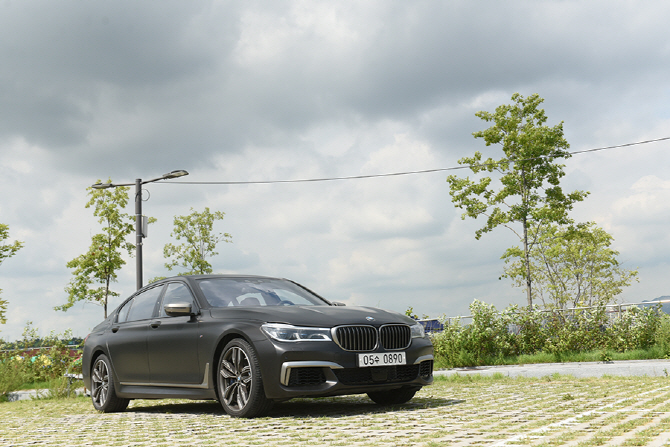 [포토] 유려한 실루엣이 돋보이는 BMW 뉴 M760Li xDrive