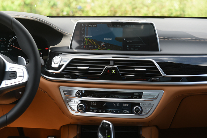 [포토] 다양한 기능이 더해진 BMW 뉴 M760Li xDrive의 센터페시아