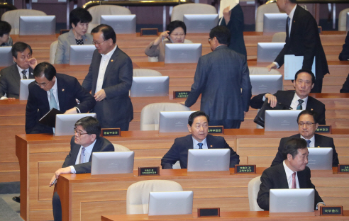 한국당 대표연설 거부로 본회의 무산.."헌정사상 처음"