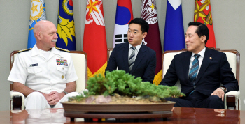 宋 국방장관, 美 태평양함대사령관 면담 "한반도에 항모전단 지속 전개"