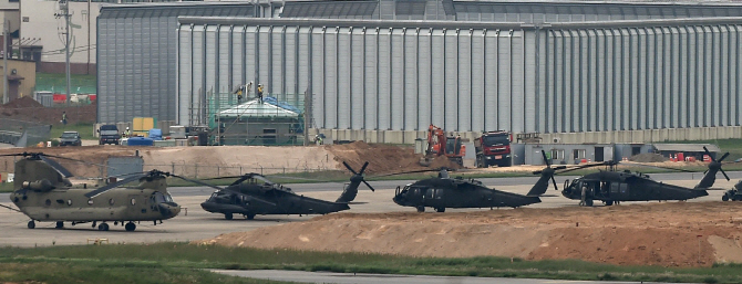 [포토] 한국 탄도미사일 탄두중량 제한 해제, 계류되어 있는 미 헬기