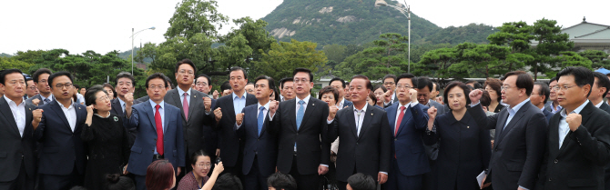 靑으로 몰려 간 한국당..아무 소득없이 ‘퇴장’