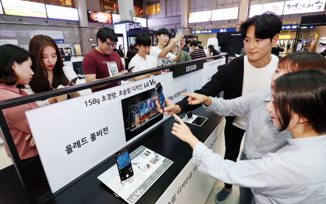 ‘LG V30’ 전국 13개 체험존 열어…새 광고도 온에어