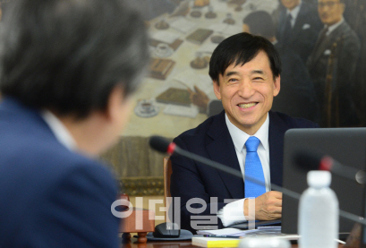 이주열 "완화적 통화정책 길어지면 금융 불균형 누적"