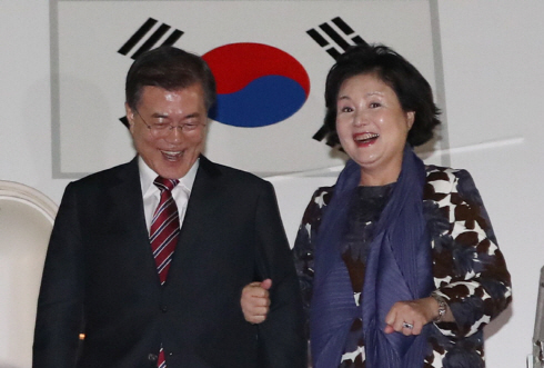 與 "文대통령 러시아 순방, 북핵·경제 협력 이끌어"