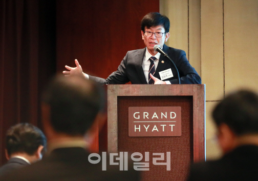 김상조 “지주사 개혁, 稅혜택 차등 부여해 풀어야”..국회 논의 반박