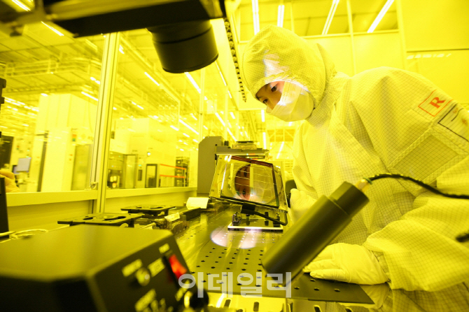 SK실트론과 동부하이텍은 형제?…반도체업계 M&A 역사