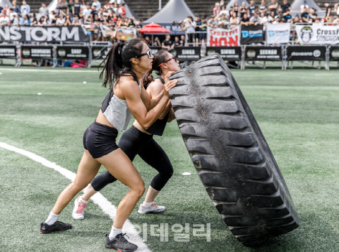 [포토] 타이어플립하는 여성 참가자들