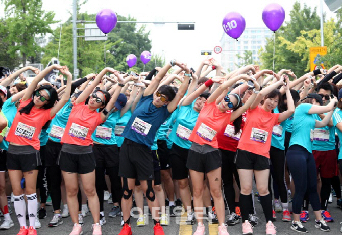 [포토]  스트레칭하는 '2017 마이런 서울'마라톤대회 참가자