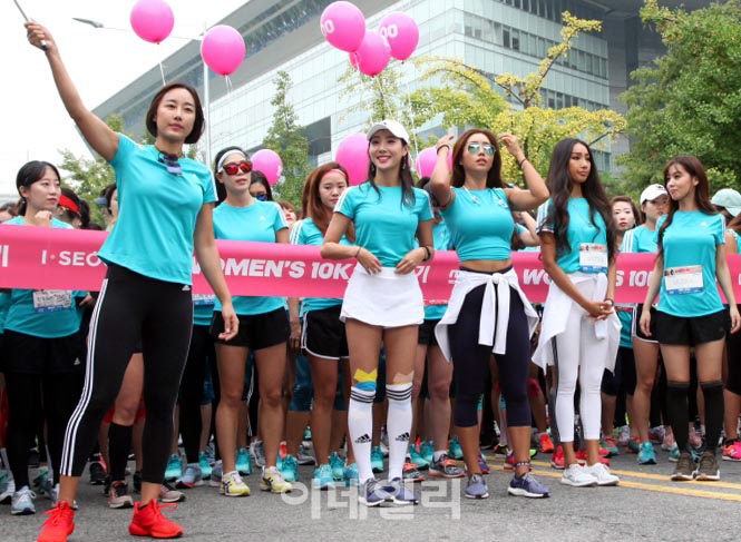 [포토]  출발준비하는 '2017 마이런 서울'마라톤대회 여성 참가자