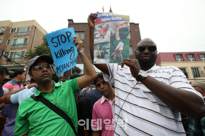 [포토]주한 미얀마대사관 앞, '로힝야 학살 규탄 집회'