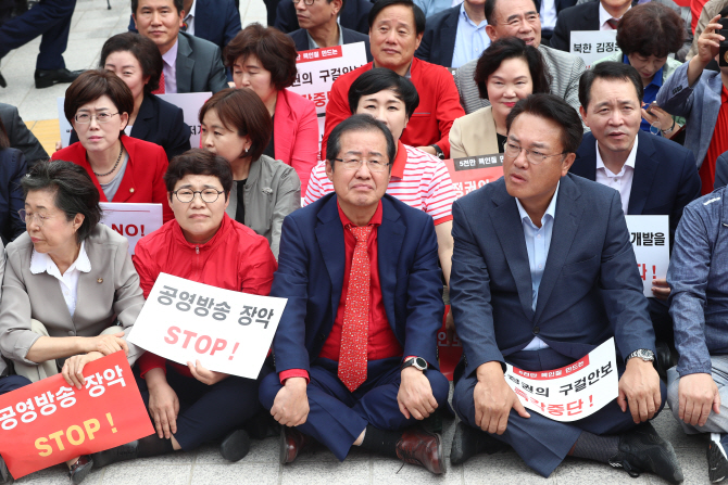 국회로 돌아오는 한국당..홍준표 “원내서 싸우자”