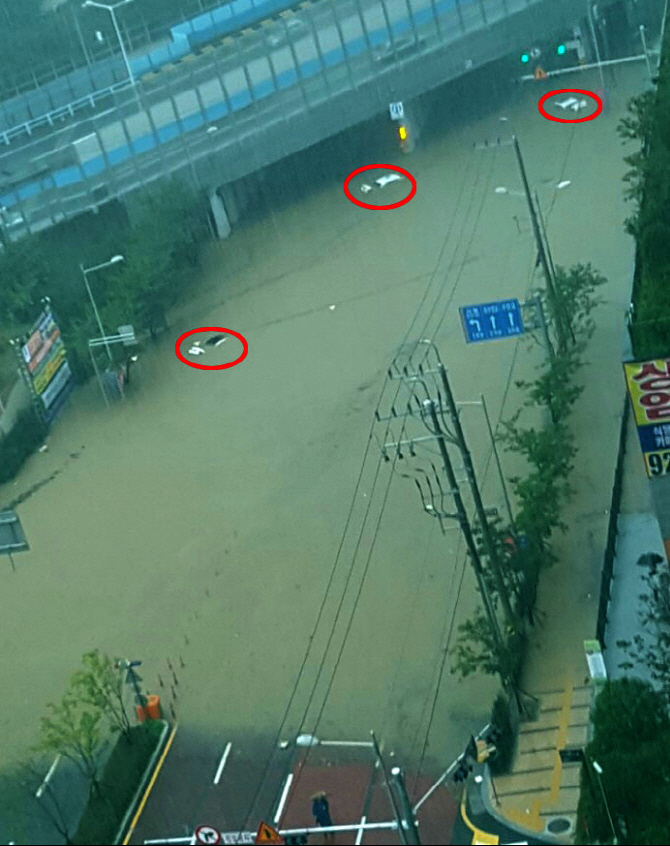 [포토] 지붕만 보이는 차들