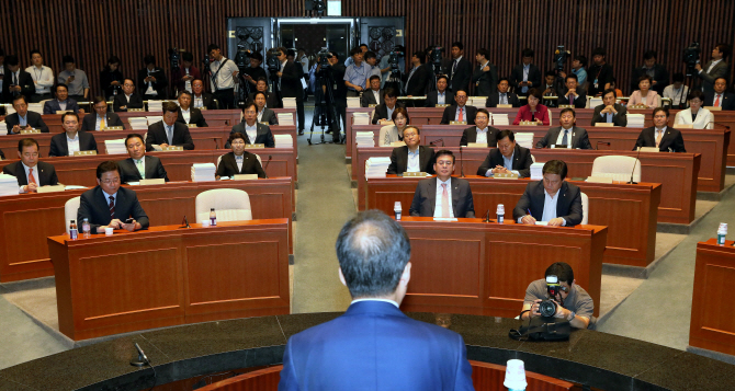 한국당, 만장일치로 원내 병행투쟁..박성진 청문회도 참여