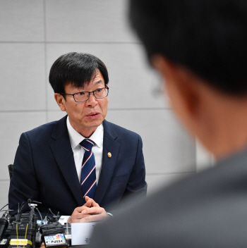 김상조 “韓경제 기울어진 운동장…반드시 바로잡겠다”