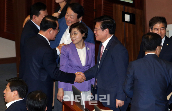 한국당 강 넘으니 국민의당에 산에 막힌 김이수 동의안