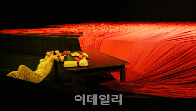 여성의 몸에 새겨진 모순과 왜곡…3색 몸부림으로 그리다
