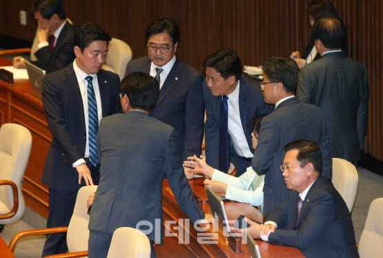 與 "한국당과 김이수 부결 환호·연대" 국민의당 융단폭격(종합)