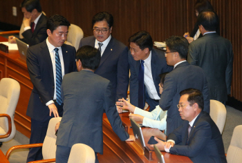 與 "한국당과 김이수 부결 환호·연대" 국민의당 융단폭격(종합)