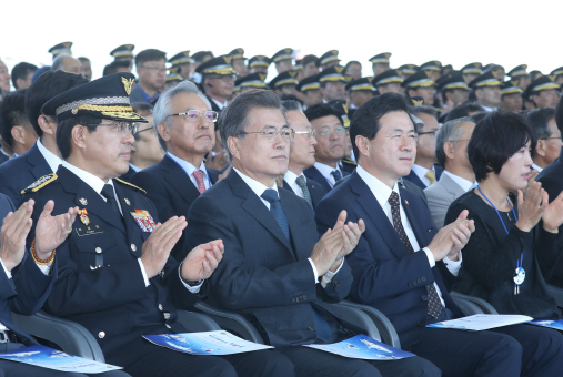 해경 찾은 文 대통령 "세월호를 영원한 교훈으로"