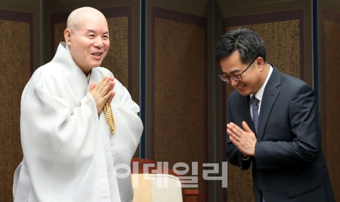 김동연, 오늘 '종교인 과세' 현장방문..개신교측 반발