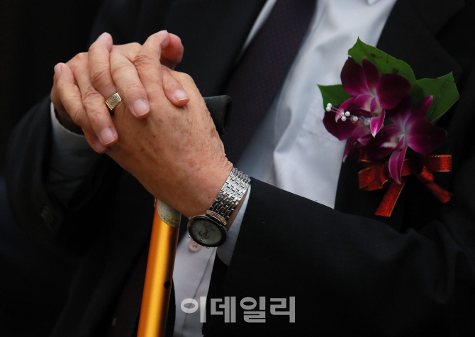 [포토]한국광복군 창군 제77주년 기념식, '애국지사의 손'