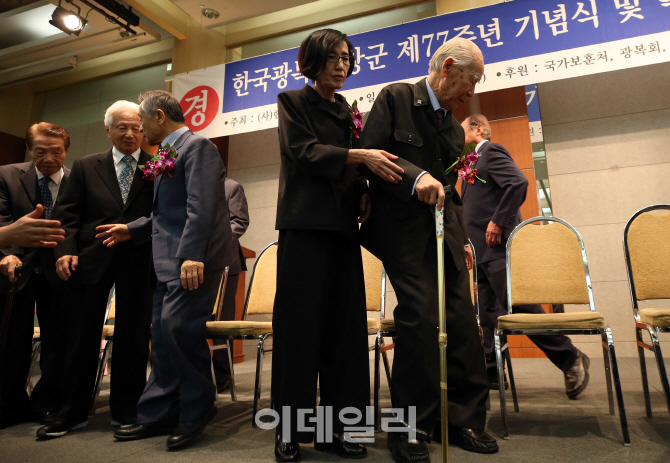 [포토]원로 애국지사 부축하는 피우진 국가보훈처장
