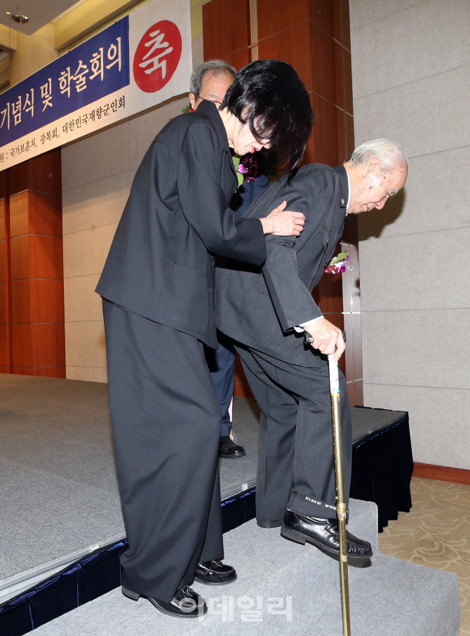 [포토]'애국지사 부축하는 피우진 처장'