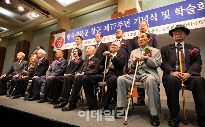 [포토]'기념촬영하는 애국지사들'