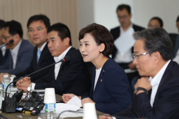 김현미 장관 "인천공항공사 비정규직 정규직 전환 조속히 추진"