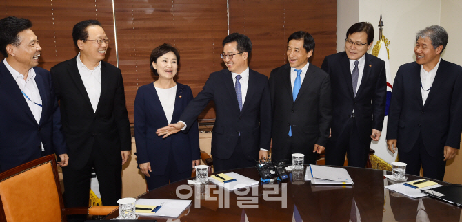 [포토]'대화 하는 경제 수장들'