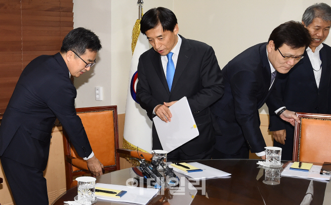 [포토]'한은 총재님 자리는 여기'