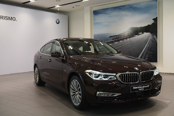 [포토] 큼직한 차체를 자랑하는 BMW 뉴 6 시리즈 GT