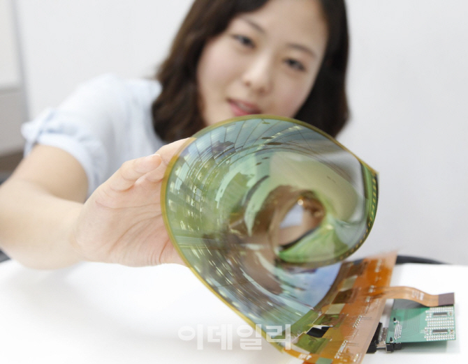 美 애플이 불 댕긴 `OLED`…삼성·LG "판 키워 中 따돌린다"