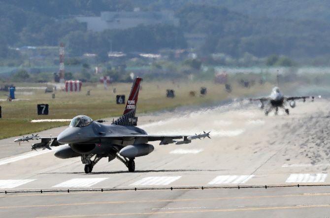 [포토] 긴장 흐르는 한반도, 연달아 착륙하는 F-16