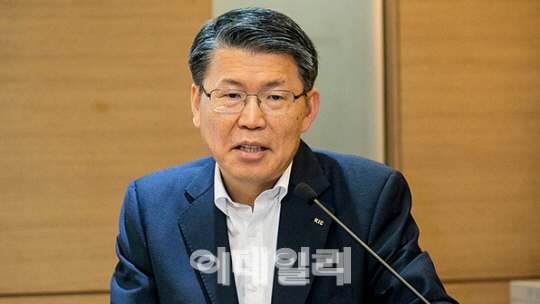 은성수, "일자리 최대 유지하는 구조조정 하겠다"(종합)