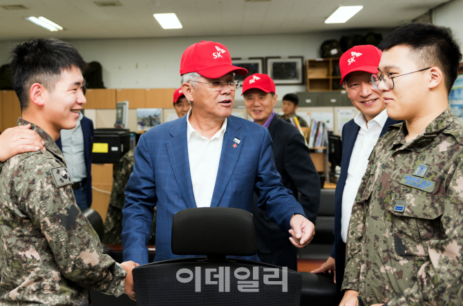 [포토] 장병들과 대화나누는 SK네트웍스 최신원 회장